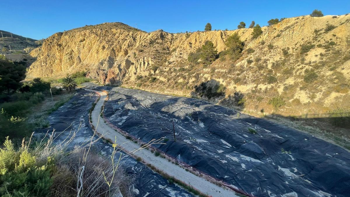 El plástico negro que cubre una zona del cauce del río Coscó
