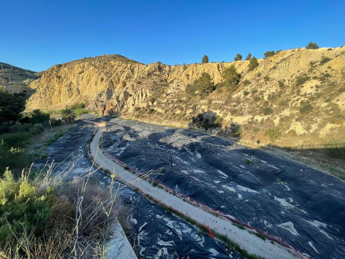 El plástico negro que cubre una zona del cauce del río Coscó