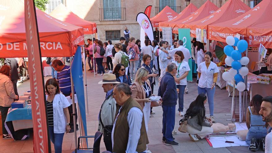 Médicos de atención primaria reciben a ciudadanos a pie de calle en Murcia.
