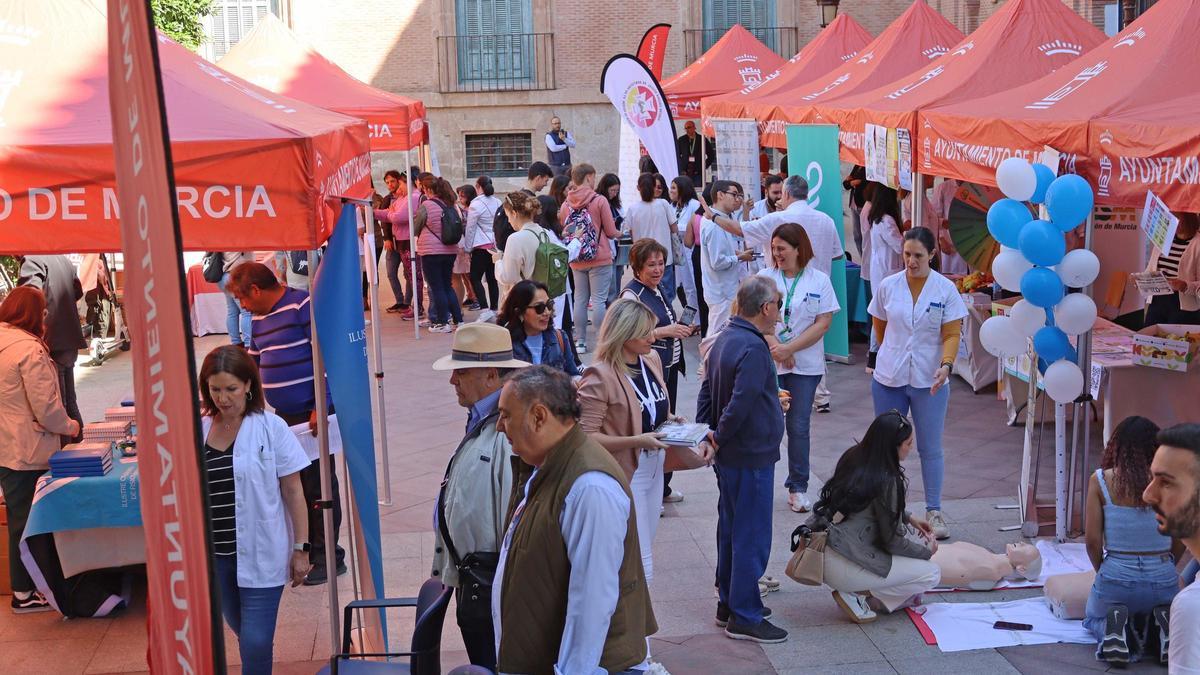 Médicos de atención primaria reciben a ciudadanos a pie de calle en Murcia.