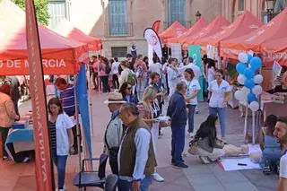 Médicos de atención primaria reciben a ciudadanos a pie de calle en Murcia.