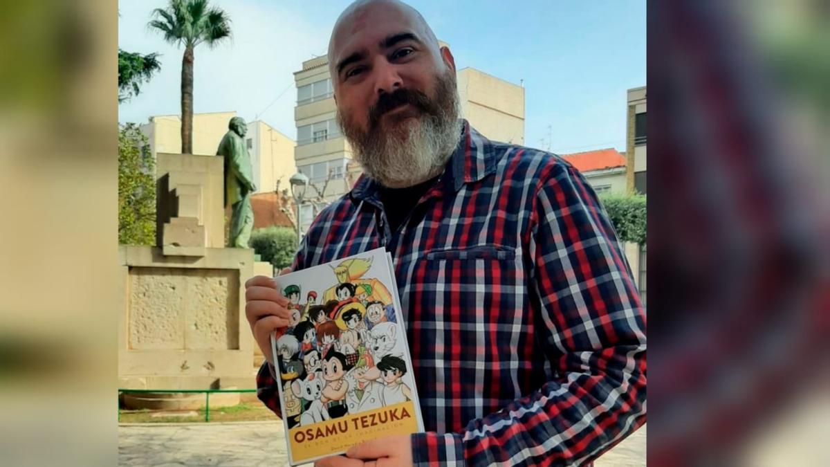 David Heredia muestra su último libro en el jardín de Sant Pasqual.