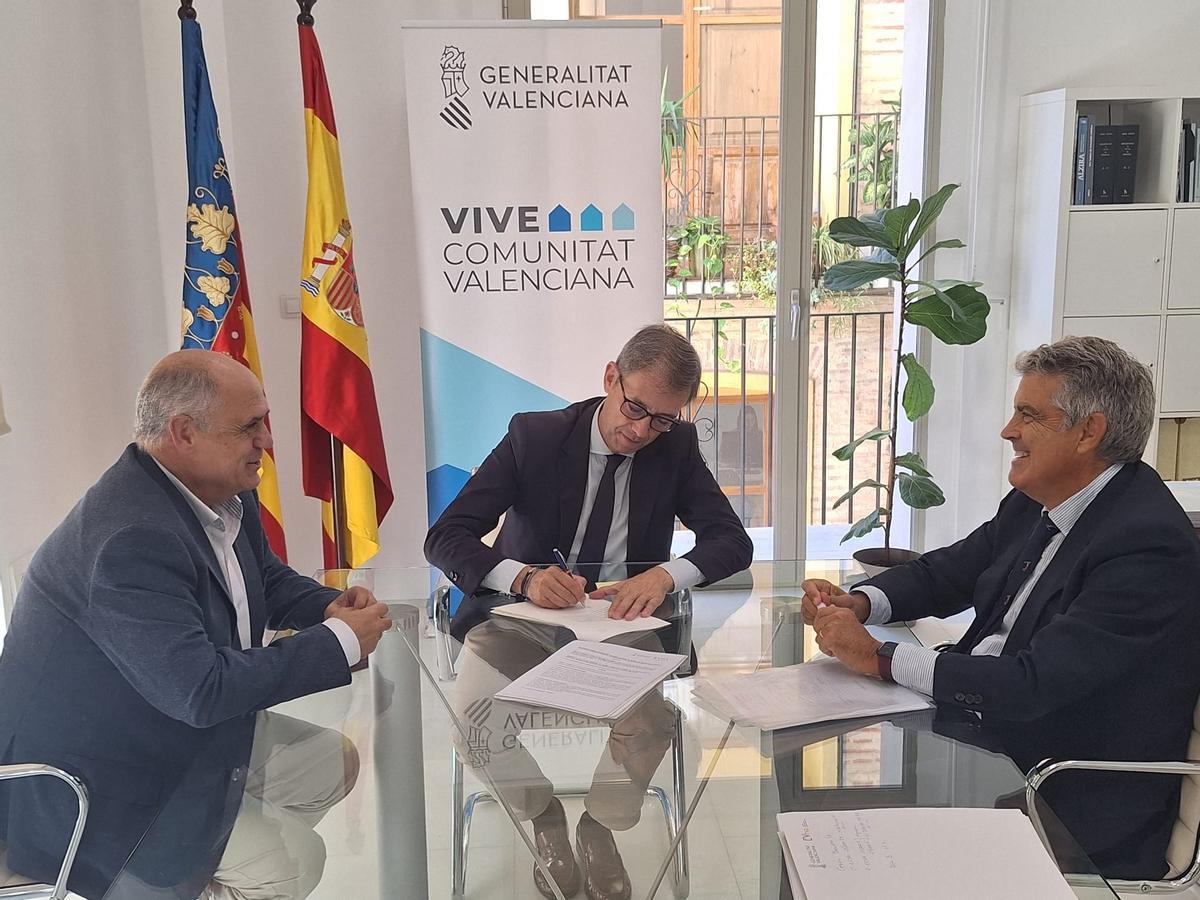 La Generalitat y el ayuntamiento de Benicarló firman la escritura de cesión de parcelas para construir viviendas protegidas.