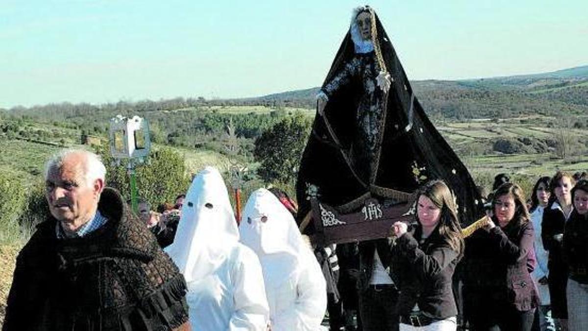 La Virgen Dolorosa, en procesión en Bercianos de Aliste. | Chany Sebastián