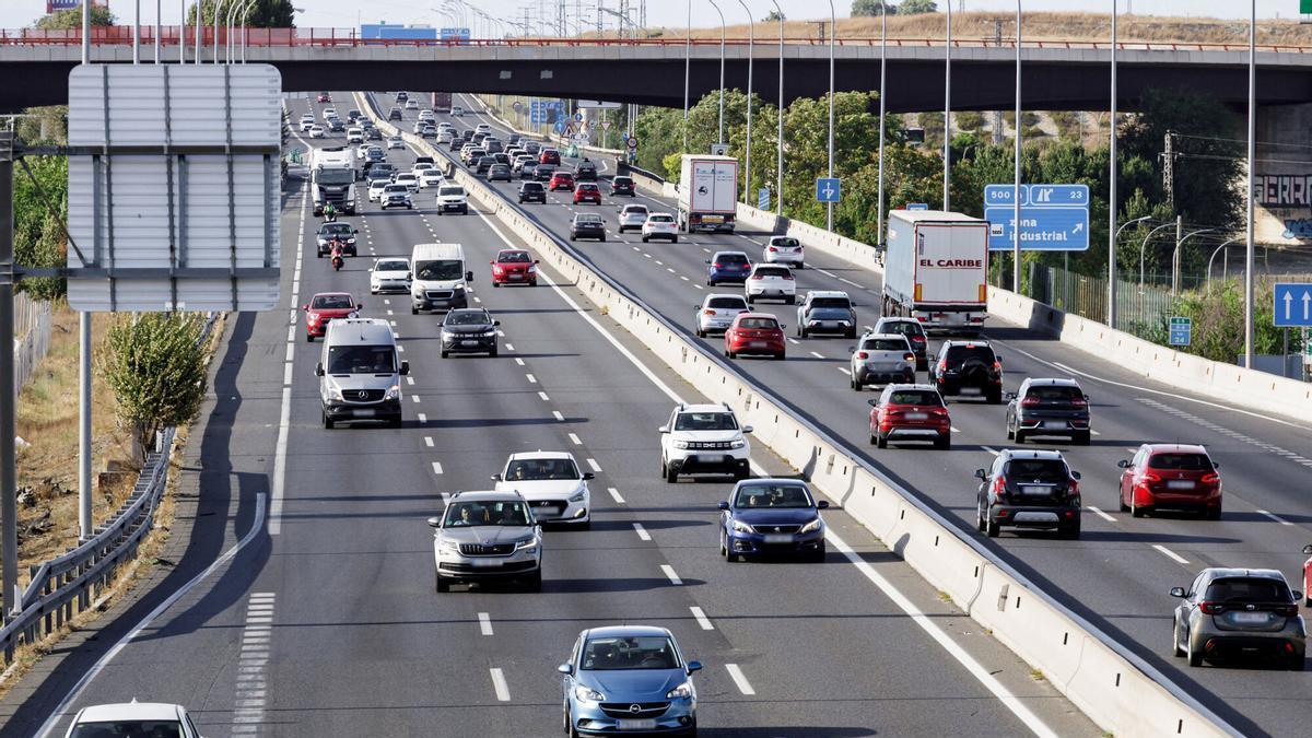 Vehículos circulan sobre la la carretera A-4, que une Sevilla con Madrid