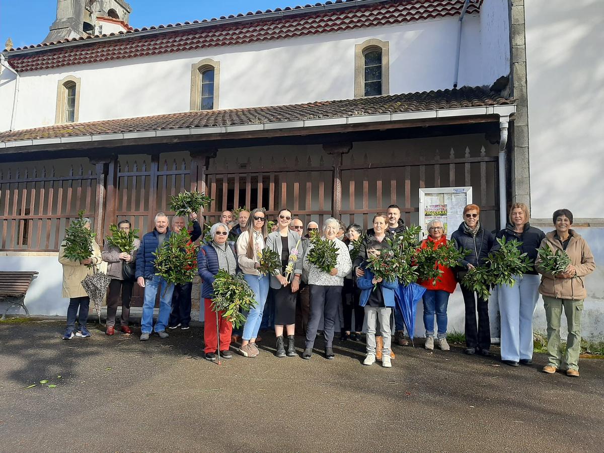 Los fieles a la puerta de la iglesia