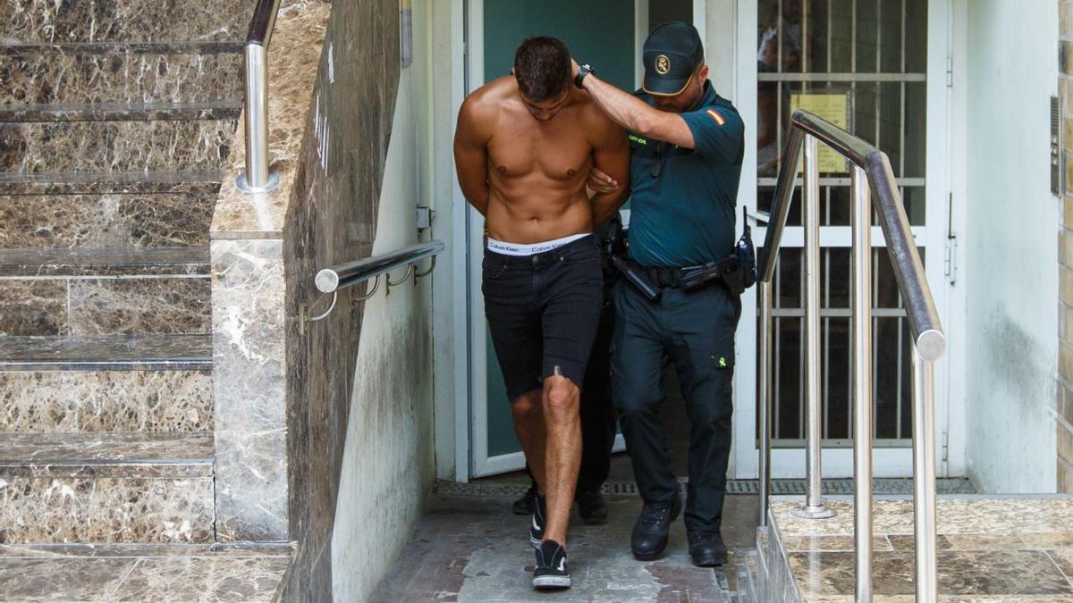 El acusado sale de los antiguos juzgados de Eivissa  tras su detención en julio de 2018.