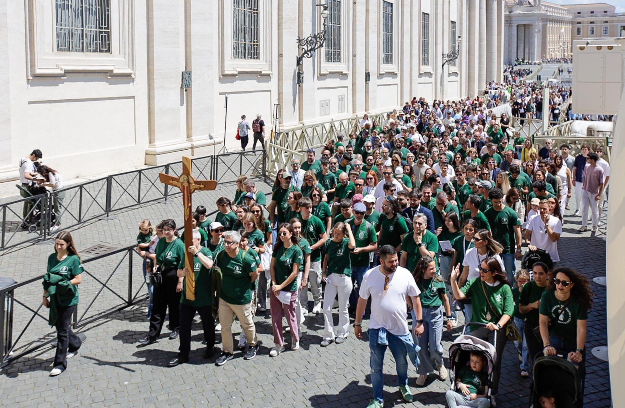 Peregrinación hombres de trono de la Esperanza