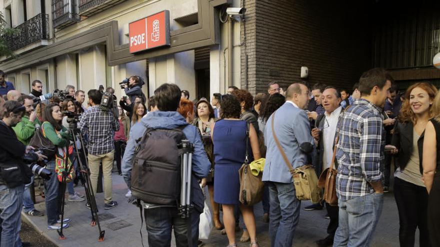 Periodistes davant la seu del PSOE, aquest dijous.