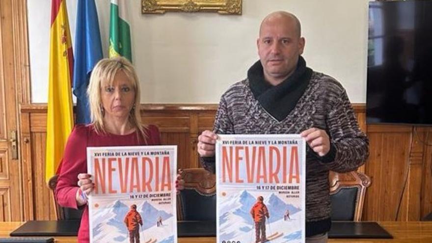 El alcalde de Aller, Juan Carlos Iglesias, y la concejala de Turismo. Elena Zapico, con el cartel de Nevaria. | LNE