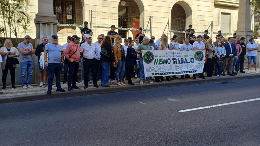 Concentración en Tenerife para apoyar a los guardias civiles de Cádiz
