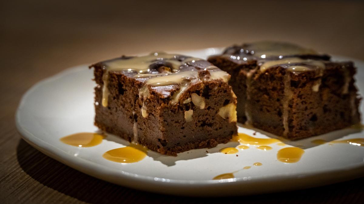 Brownie de chocolate y calabaza asada con caramelo salado.