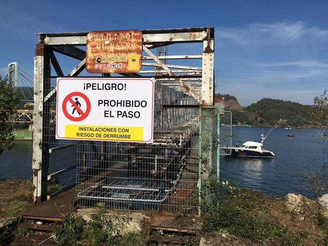 El estado ruinoso del cargadero de Rande en la ría de Vigo