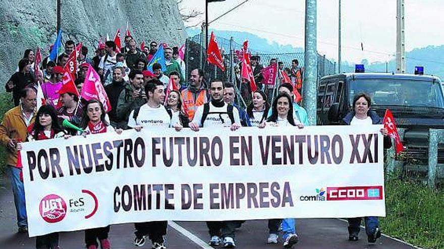 La marcha de protesta de los trabajadores de Venturo XXI en la que fueron a pie a Oviedo para reivindicar una solución.