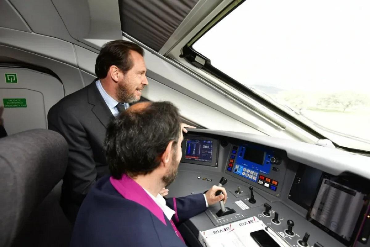 El ministro Puente durante el viaje en pruebas entre Badajoz y Plasencia en un tren Serie 106, el pasado abril de 2025.