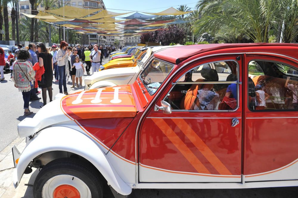 Los Citroën 2CV toman el Paseo de la Estación y el parking de Candalix