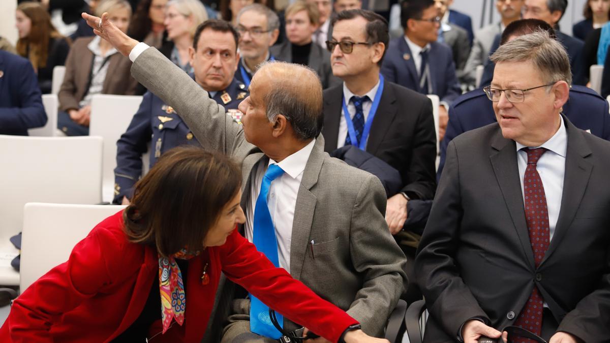 Margarita Robles, Atul Khare y Ximo Puig, en la sede de Quart de Poblet.