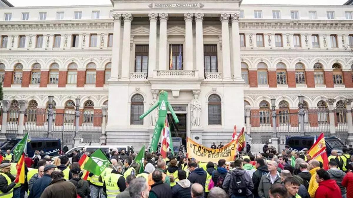 Trabajadores y empresarios del campo frente al Ministerio de Agricultura (Madrid) en una protesta anterior.