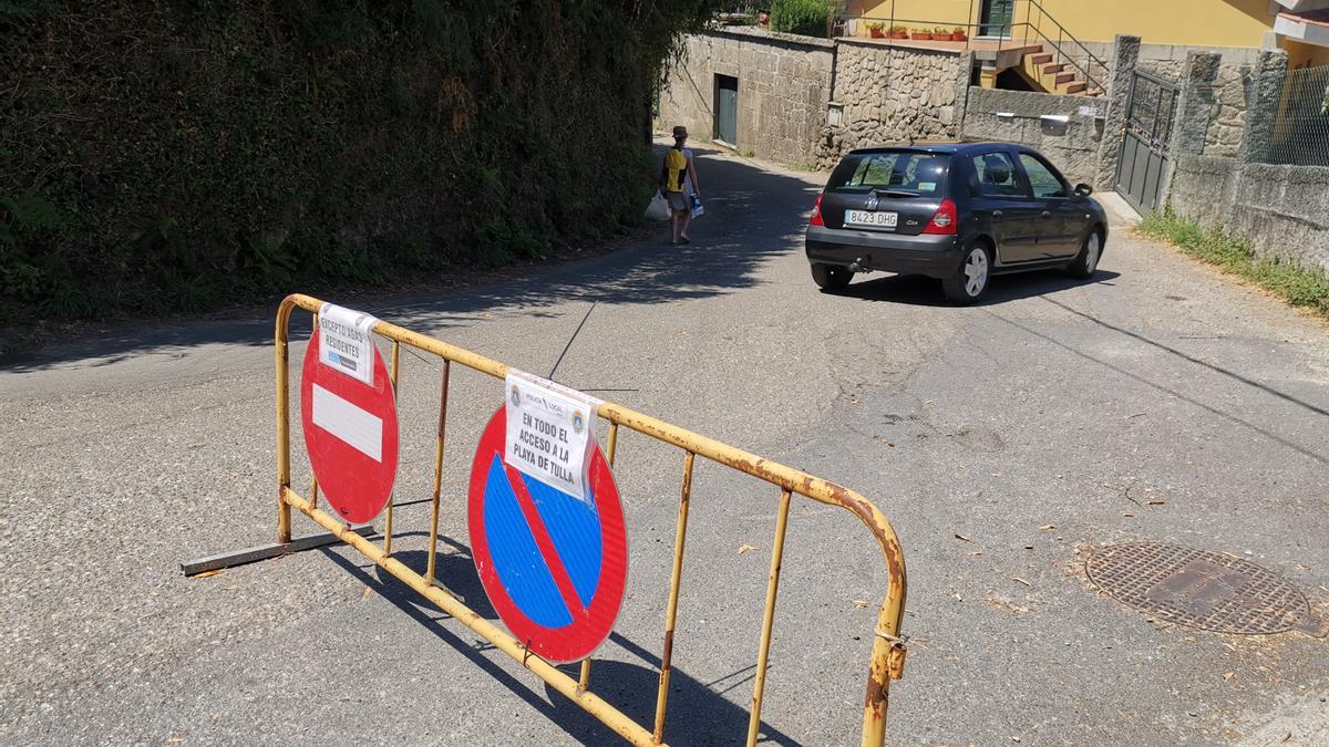 El verano pasado se restringió el tráfico hacia la playa de Tuia, en Beluso.