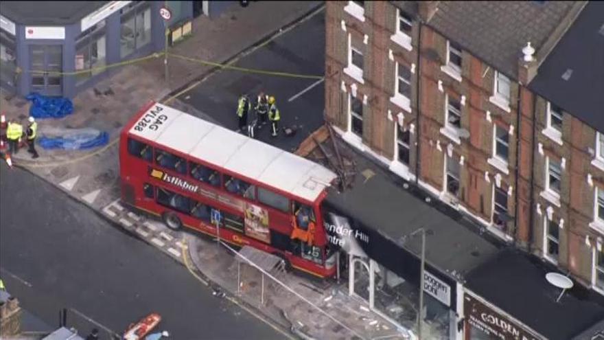 Un autobús se estrella contra un edificio en el sur de Londres dejando varios heridos