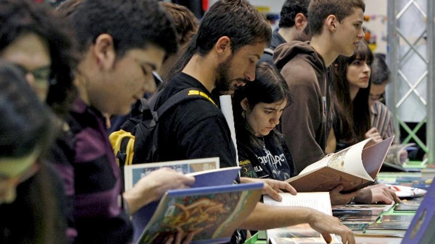 Varias personas consultan algunos cómics durante la XVI edición del Salón Internacional del Cómic de Barcelona, feria de referencia europea en el sector del noveno arte.