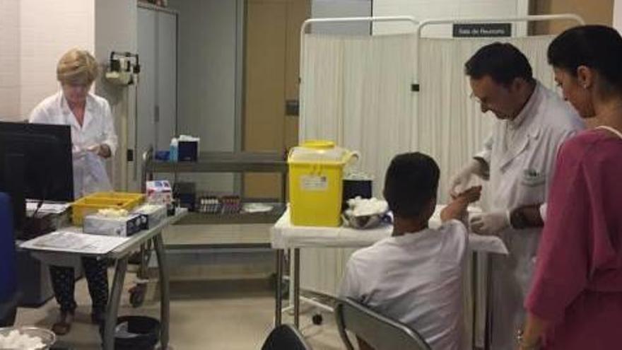 Uno de los pacientes atendidos en la sala habilitada en la planta 1 del centro.