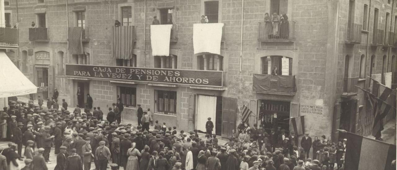 L’oficina de CaixaBank al carrer del Bisbe Valls de Sallent es va inaugurar el 17 d’abril del 1922 | ARXIU CAIXABANK