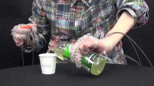 Exo Glove Poly, el guant robòtic per a persones amb mobilitat reduïda.