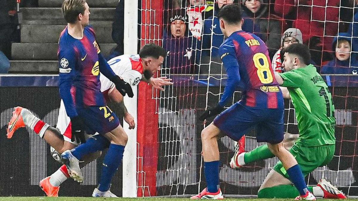 Joan Garcia no pot evitar el primer gol del Slavia de Praga. | MICHAL CIZEK / AFP