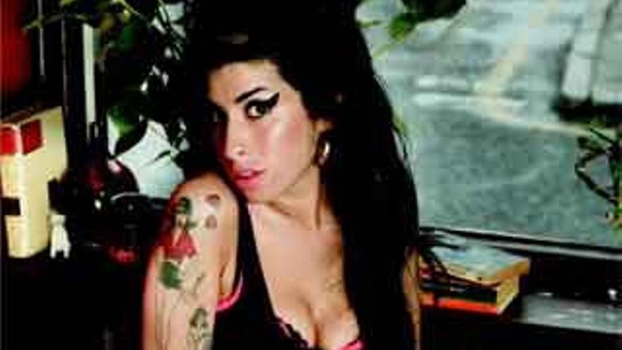 Difunden un vídeo de Amy Winehouse fumando crack