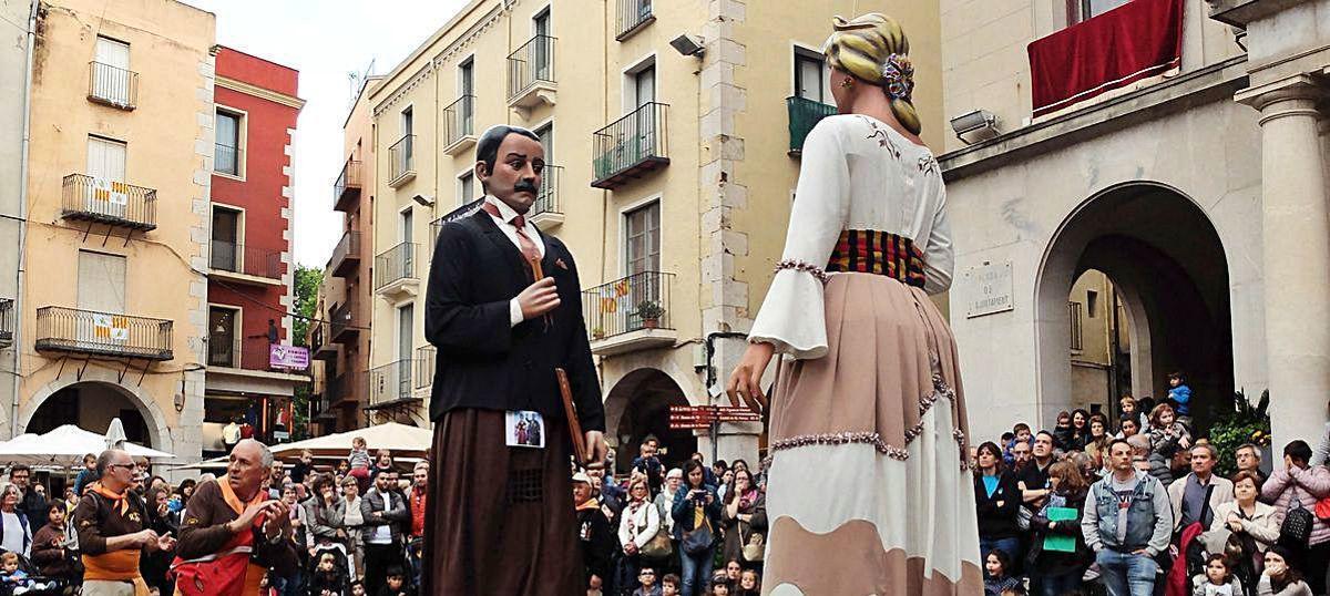 La cercavila de gegants de la Fires i Festes de la Santa Creu del 2019.
