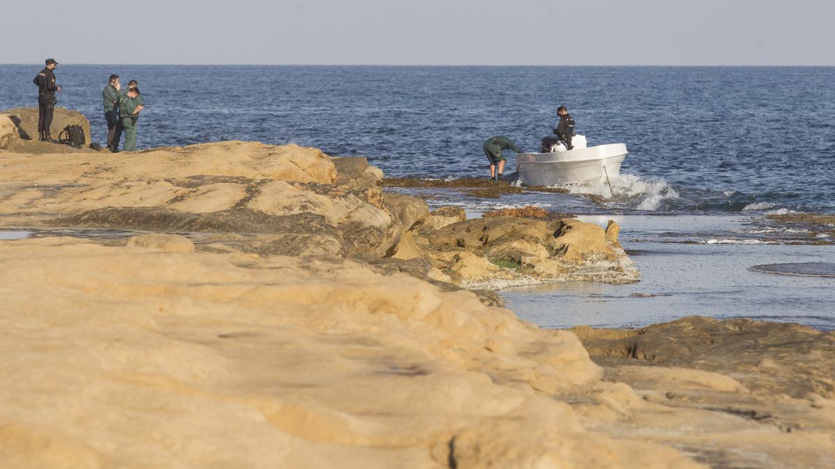 Interceptan a 12 inmigrantes tras llegar en una patera al Cabo de las Huertas