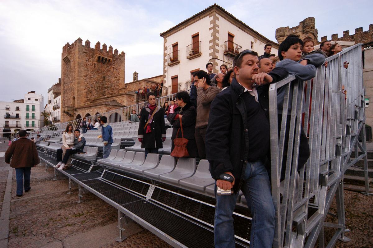 Público en las gradas de Semana Santa en 2004 en Cáceres.