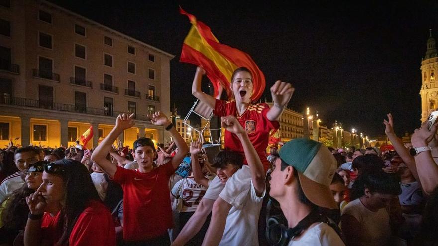 Éxtasis en la plaza del Pilar de Zaragoza con la clasificación de España para semifinales del Mundial