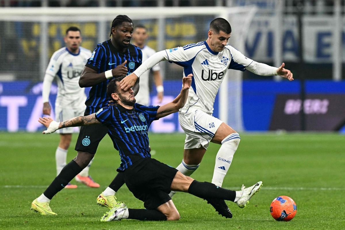 Morata pugna con Calhanoglu durante el partido del sábado entre el Como y el Inter.