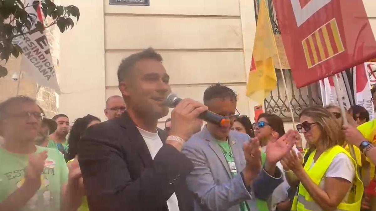 Los diputados de PSPV y Compromís hablan ante los profesores manifestándose en las Corts.