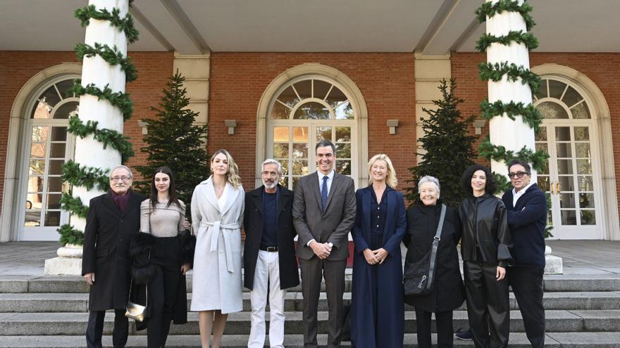 Sánchez recibe en la Moncloa a los actores de la serie de televisión ‘Cuéntame’ tras su final