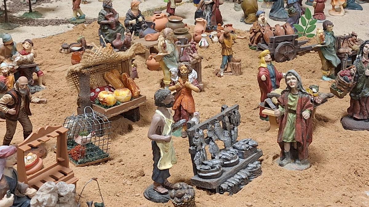 Más de 2.000 figuras y otro tipo de piezas dan forma al belén que el Casal d'ACPV monta en Vila-real desde hace caso tres décadas.
