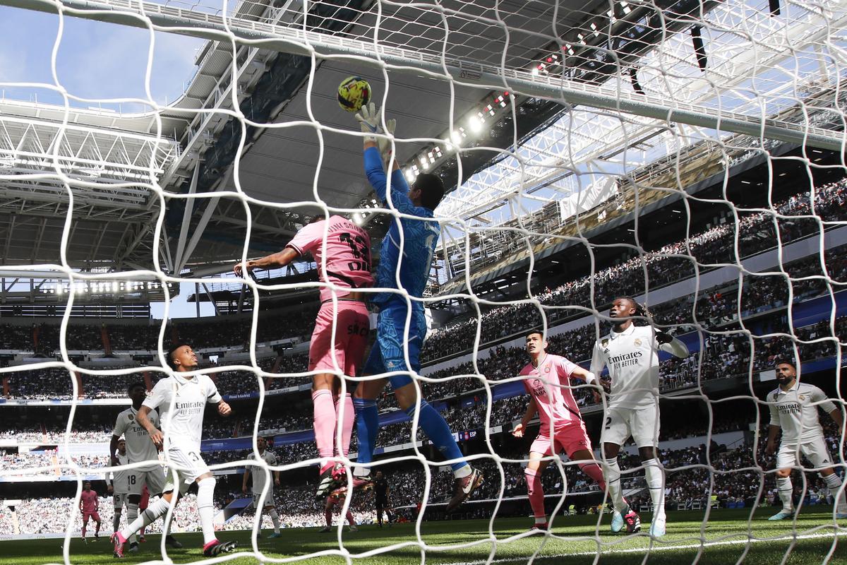 MADRID, 11/03/2023.- El portero belga del Real Madrid, Thibaut Courtois (d) atrapa el balón durante el partido de LaLiga entre Real Madrid y RCD Espanyol disputado este sábado en el Santiago Bernabéu en Madrid. EFE/Juan Carlos Hidalgo