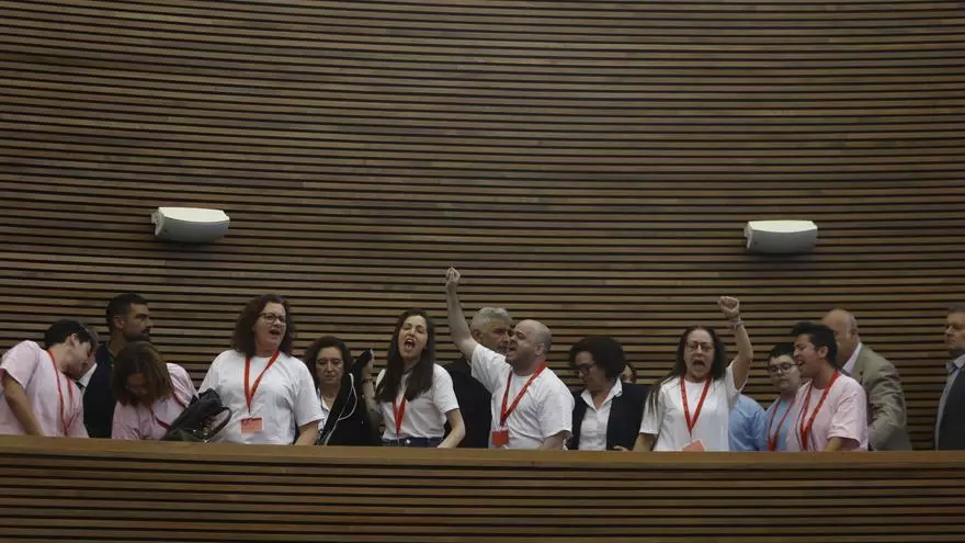 Protesta en contra de las enmiendas a la Ley Trans en el interior de Les Corts