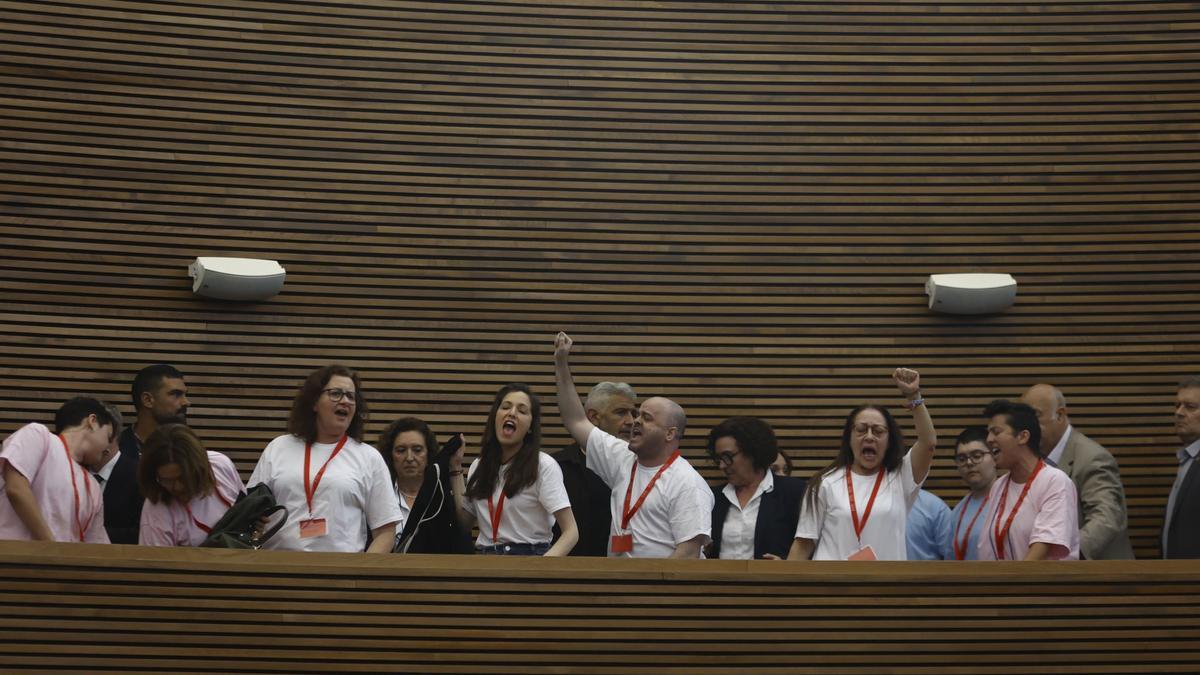 Protesta en contra de las enmiendas a la Ley Trans en el interior de Les Corts