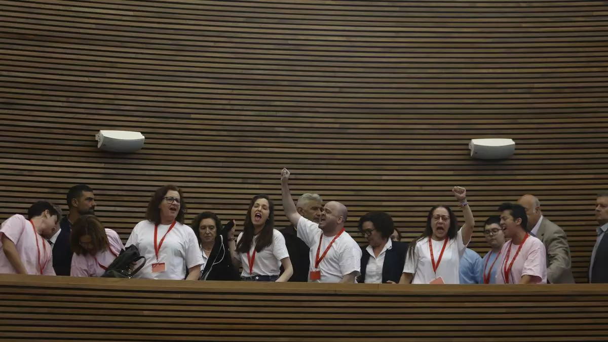 Expulsan a un grupo de personas trans del parlamento valenciano que protestaban contra la reforma de la ley
