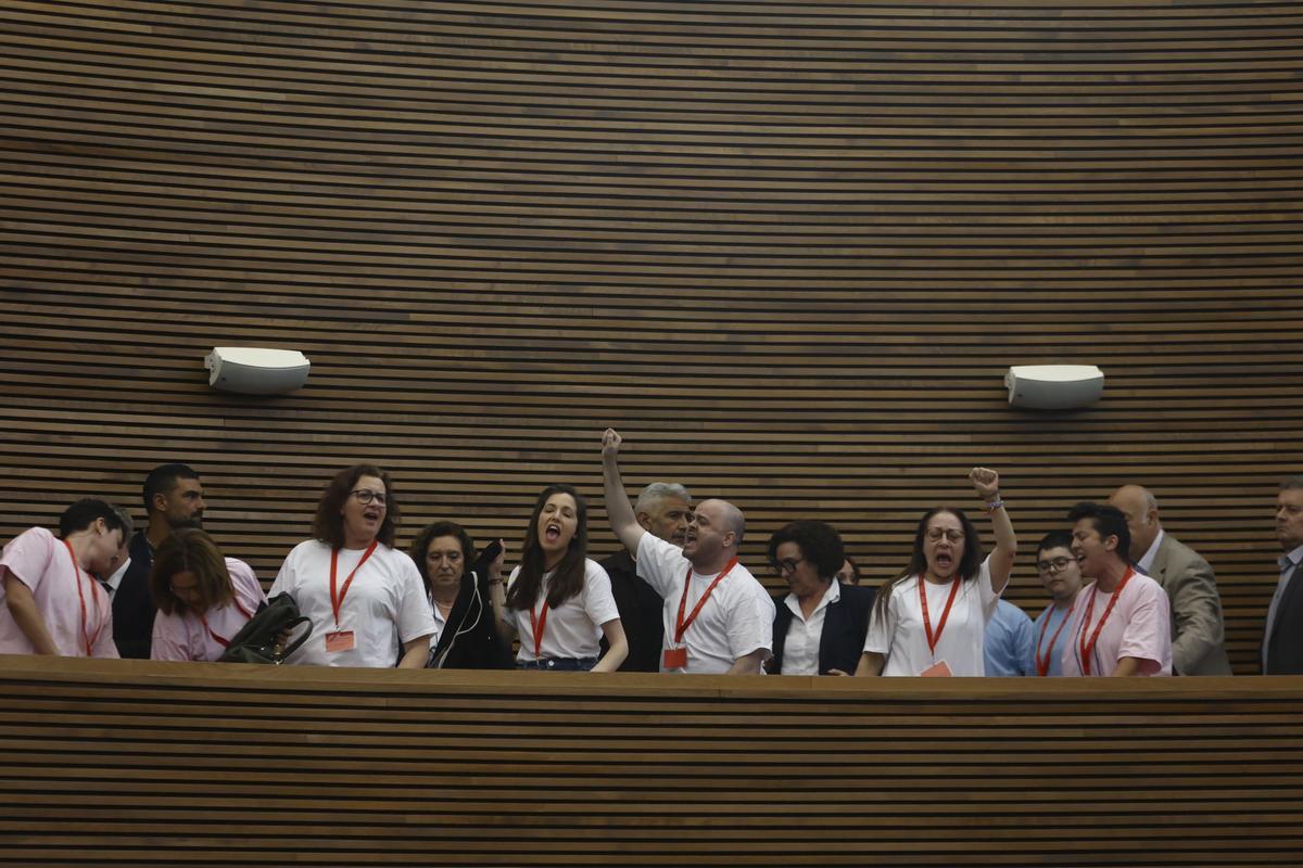Protesta en contra de las enmiendas a la Ley Trans en el interior de Les Corts