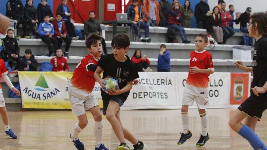 Imagen de un partido de infantiles en el pabellón del Carballal. // Alba Villar