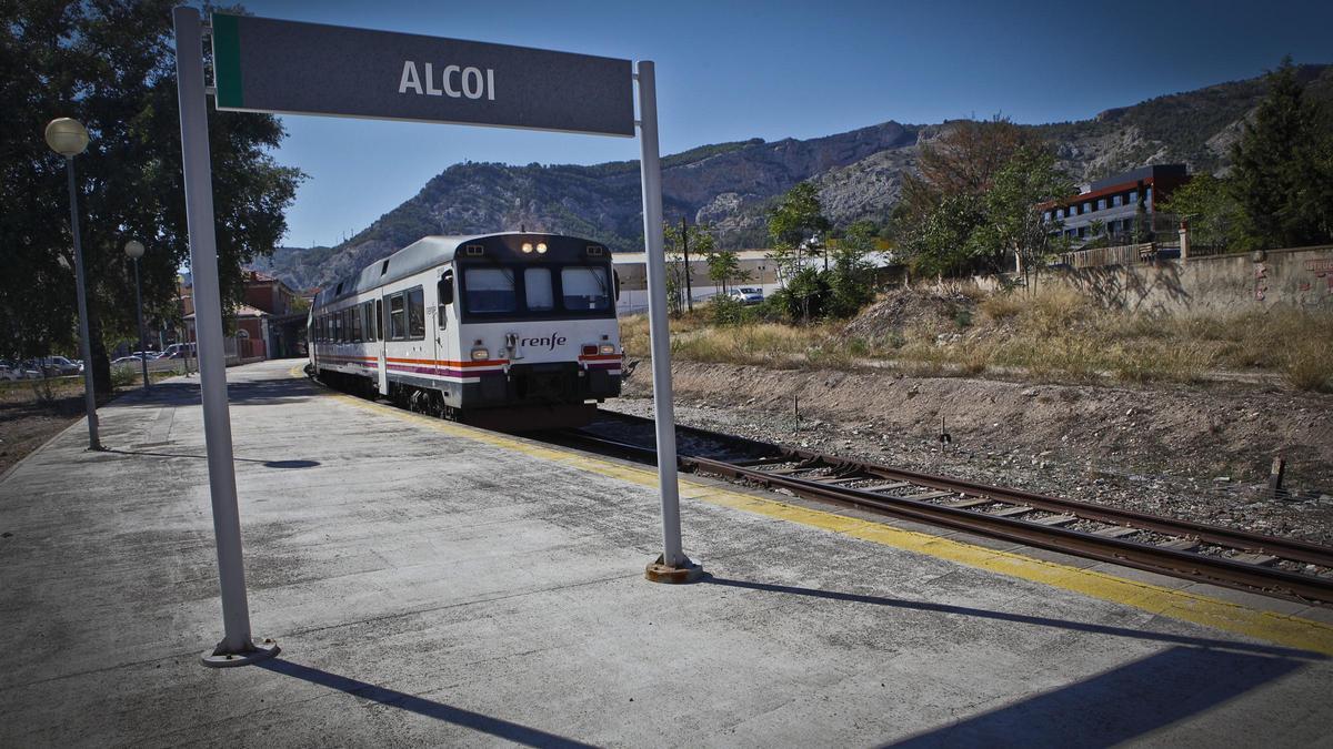 Un tren a diesel sale de la estación de Alcoi, de la línea a Xàtiva.