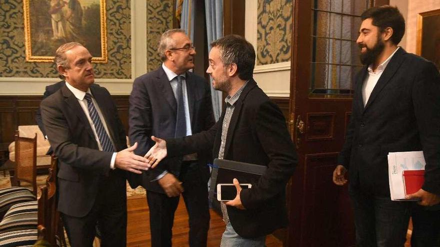 El presidente de Puertos, José Llorca, entre el presidente del Puerto y el alcalde, en octubre.