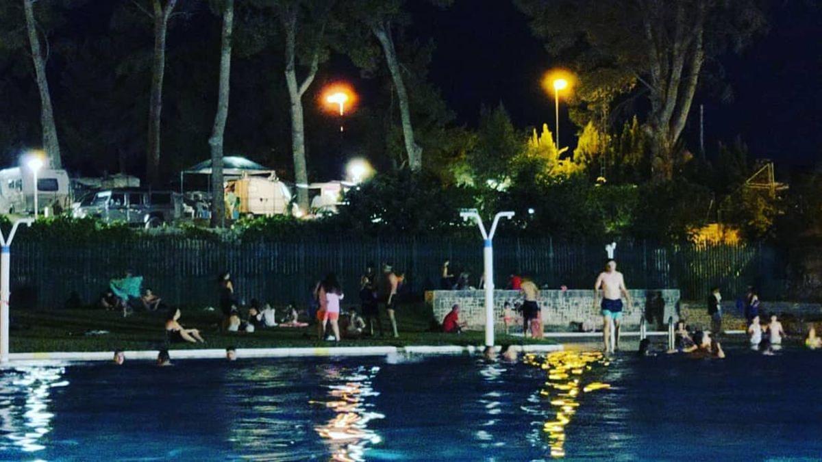 Los vecinos y vecinas de Altura pueden volver a disfrutar la Noche de San Juan en la piscina.