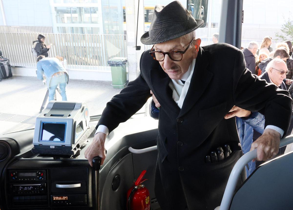 Un mayor, usuario del transporte público en Galicia.