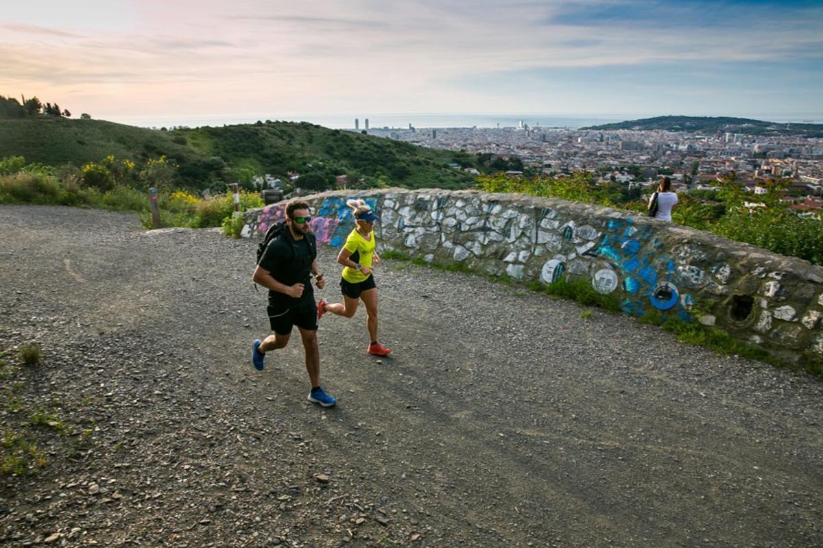 Corredores y ciclistas toman Barcelona en el primer día de permiso Con la salida del sol a las 7.00 am los primeros ciclistas ocupan la carretera de Vallvidrera i la Carretera de les Aigües