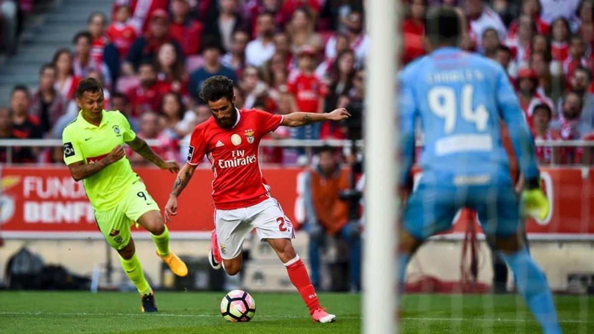 Rafa Silva supera a Patrick Viera durante el Bernfica-Maritimo de este viernes